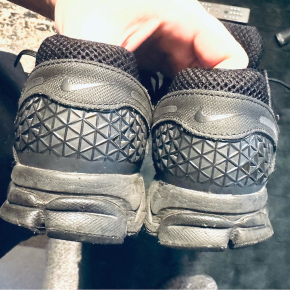 Nike Men's Black Athletic Shoes Vomero 5 - Picture 5 of 9